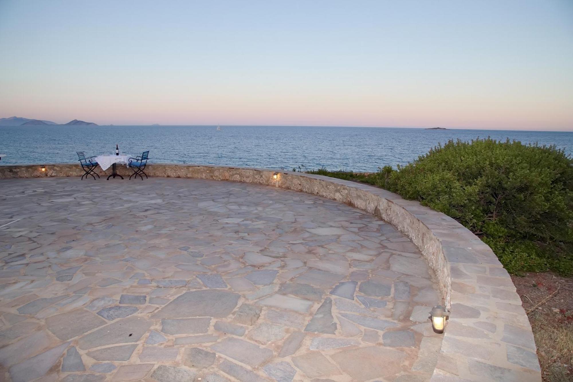 Aroura Homes 4Br Beachfront Villa Спетсес Экстерьер фото